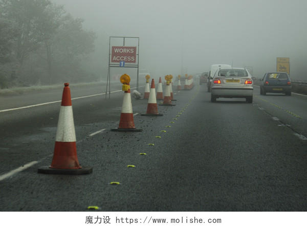 灰色可见度底的雨雾天道路上行驶的汽车世界气象日